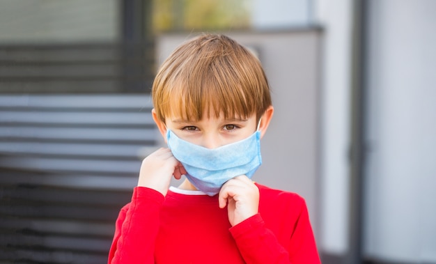 Corona-epidemie. Jongen met beschermingsmasker.