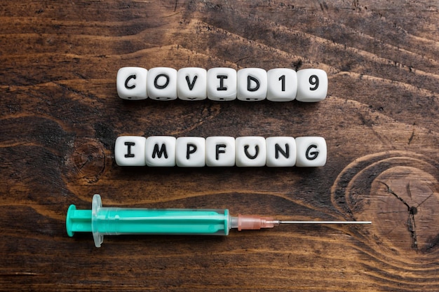 Foto corona virus covid19 vaccintekst achtergrond in het duits