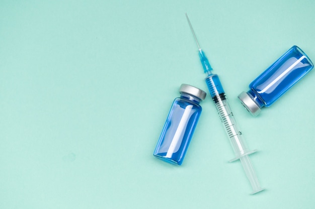 Corona Virus-vaccinflesjes medicijnflesjes en spuitinjectie.