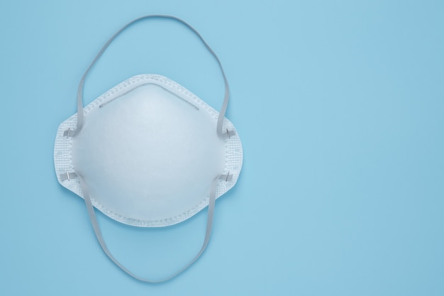 Corona-viruspreventie gezichtsmaskerbescherming N95-maskers geïsoleerd op blauw