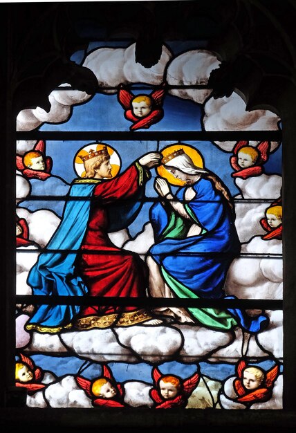 사진 프랑스 파리의 세인트 세베린 성당에 있는 처녀 마리아의 대관식 스테인드 글래스 창문