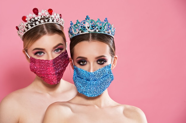 코로나 바이러스 개념. 여자들은 마스크와 왕관을 쓰고 있습니다.