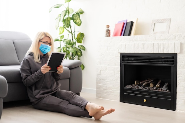 コロナウイルスまたはCovid-19のコンセプト。保護マスクを着用して自宅で働くビジネスウーマン。保護マスクを着用したコロナウイルスの検疫中のビジネスウーマン。在宅勤務。