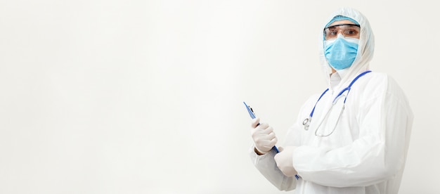 Coronavirus, covid-19 doktersafspraak. arts in beschermend medisch pak, biologisch gevaar, gezichtsmasker arts met stethoscoop schrijft op tablet. medische gezondheidszorg concept. lange witte banner