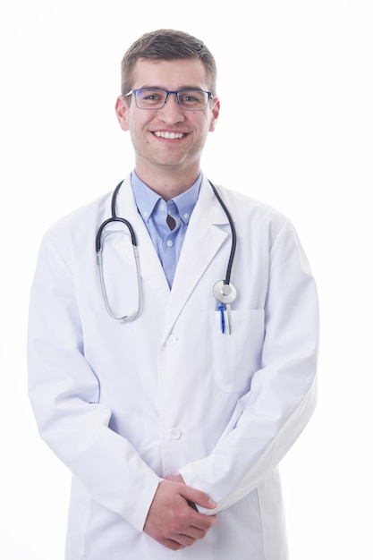 코로나바이러스 covid-19 전염병 흰 코트를 입은 영웅의 초상화. 흰색 배경에 서 있는 의료 병원에서 청진기를 들고 쾌활한 웃는 젊은 의사.