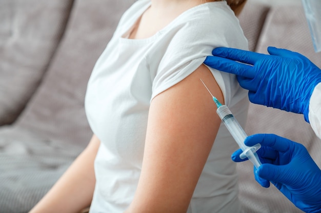 Coronavirus covid 19 vaccin injectie. Verpleegkundige dokter vaccinatie aan vrouw in de hand. Injectie met spuitvaccin om verspreiding van coronavirus covid 19. immunisatie te voorkomen. Medische immunisatie.