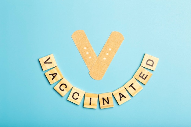 Coronavirus covid-19 vaccinatie minimaal concept. Inscriptie gevaccineerd op een blauwe medische achtergrond. Hoge kwaliteit foto