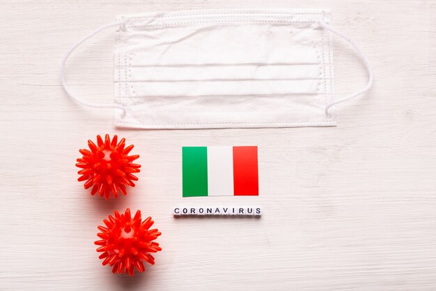 Coronavirus covid concept vista dall'alto maschera protettiva respiratoria e bandiera dell'italia
