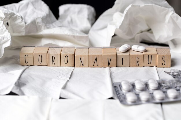 写真 2019-ncovと命名されたコロナウイルス病は、医薬品を含む白い組織に