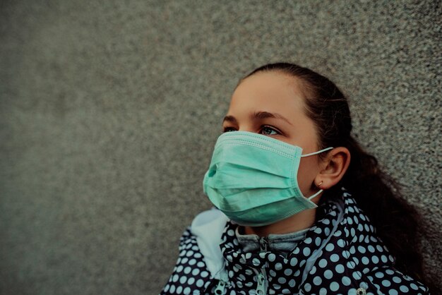 Coronavirus en luchtvervuiling pm2.5 concept. Klein meisje met masker om pm2.5 te beschermen. Kid girl opgesloten thuis voor bescherming corona virus. Wuhan coronavirus en epidemische virussymptomen.