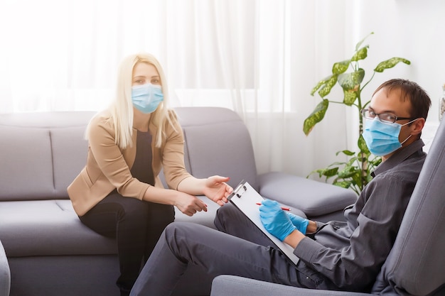 Epidemia di coronavirus. psicologo e paziente con maschera di protezione. durante la quarantena coronavirus
