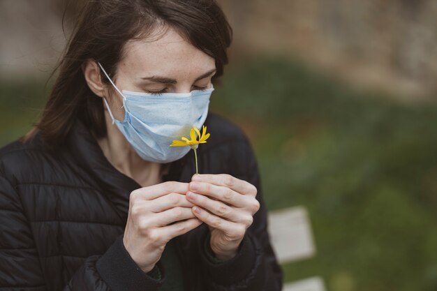 Coronavirus-epidemie en een trieste vrouw