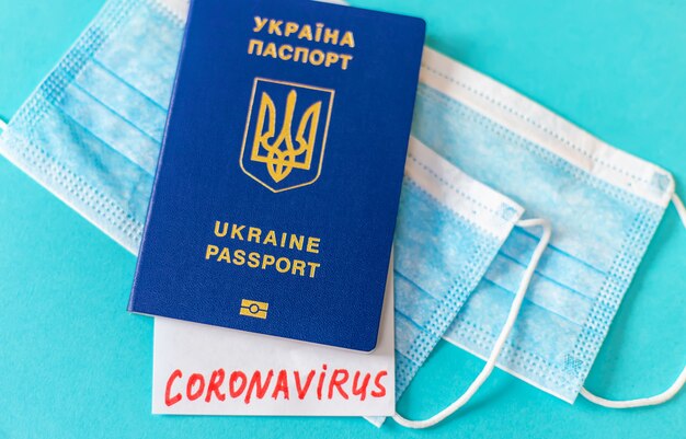 Coronavirus het concept van een verbod op vluchten tussen landen. Internationaal paspoort. Selectieve aandacht. Oekraïne.