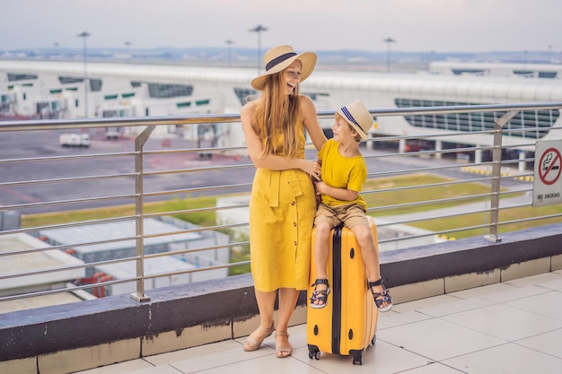 Foto il coronavirus è finito, la quarantena è indebolita, toglietevi la maschera, ora potete viaggiare con la famiglia all'aeroporto.