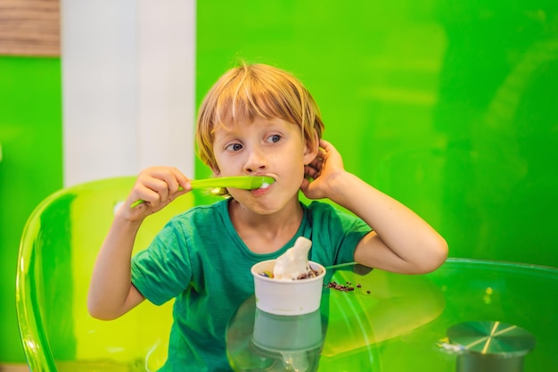 Coronavirus is voorbij quarantaine verzwakt doe het masker af nu kun je een lekker ijsje eten of