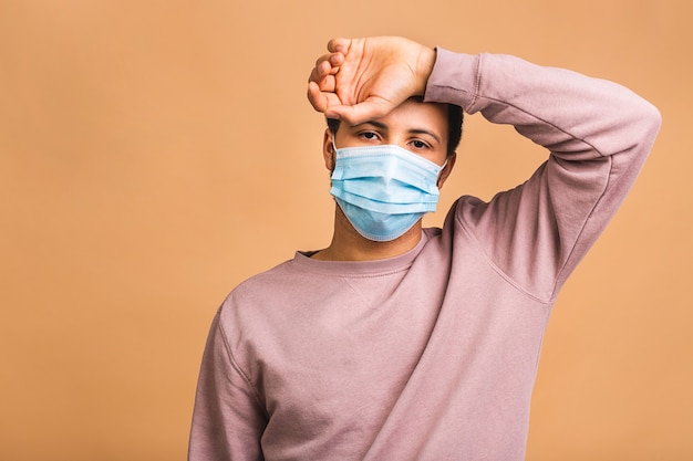 Coronavirus. man met hygiënisch masker om infectie te voorkomen, luchtwegaandoeningen in de lucht zoals griep