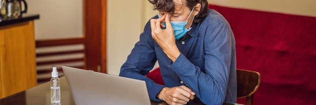 コロナウイルス着用の保護マスク検疫を着用して自宅で働くコロナウイルス男性