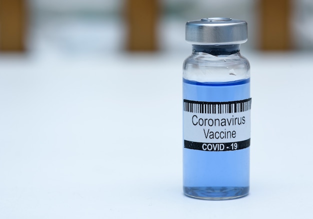 Coronavirus ncov-vaccin in fles op witte achtergrond met ruimte voor tekst. Overwinning op coronavirus SARS-CoV-2-epidemie, wetenschappers hebben vaccin gevonden tegen coronavirus SARS-COV2.