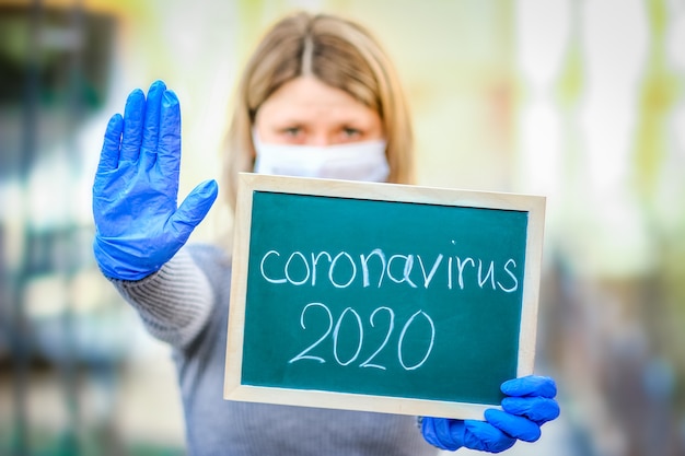 Foto un'epidemia di coronavirus del virus corona. sindrome respiratoria virale epidemica. piatto della ragazza nelle mani. cina