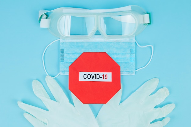 Pandemia di coronavirus. maschera medica antivirale per la protezione dalle malattie influenzali. mascherina chirurgica. coronavirus della sindrome respiratoria medio orientale covid. malattia da virus corona 2019, covid-19. stai a casa