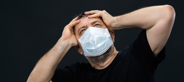 코로나바이러스 전염병 개념. 의료용 얼굴 마스크를 쓴 남자. 코로나 바이러스 감염병 유행. 바이러스 치료제.