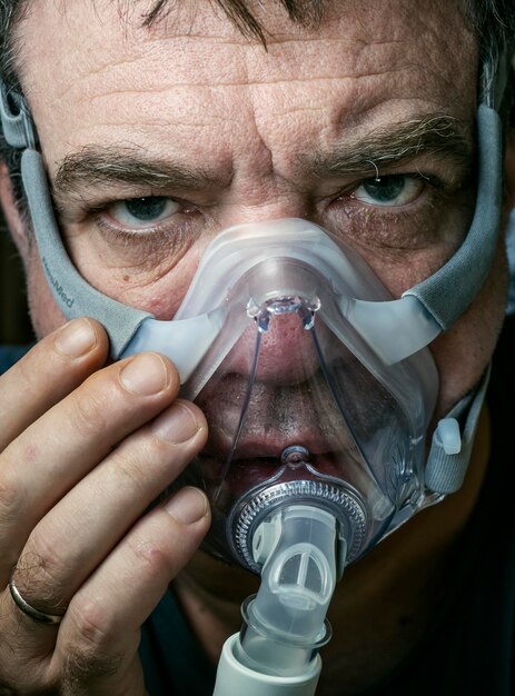 Photo coronavirus patient male in oxygen mask