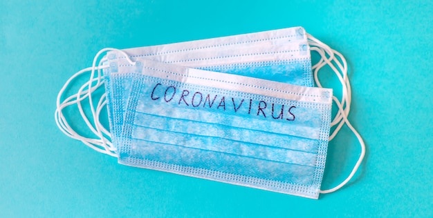 Coronavirus. Remedies. Maskers op een blauwe ondergrond. Selectieve aandacht.