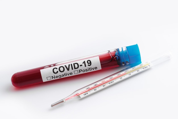 Test per il coronavirus. primo piano del campione di sangue e del termometro