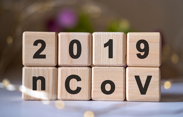 코로나 바이러스, 나무 큐브에 텍스트 2019 nCoV 개념. COVID-19, 우한의 신종 코로나 바이러스 질병 2019.