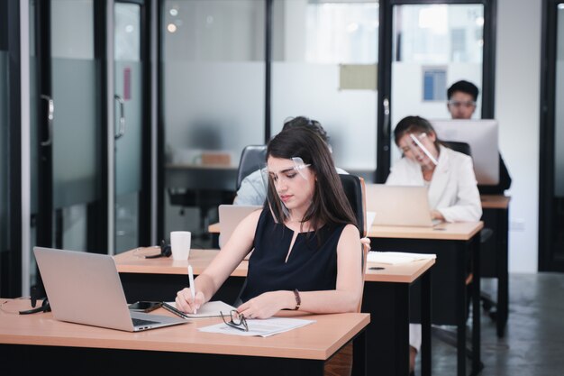 Coronavirus tijd zakenvrouw werken in co-working space na sociale afstand en nieuw normaal beleid
