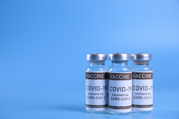 Coronavirus-vaccin ampul met covid-19