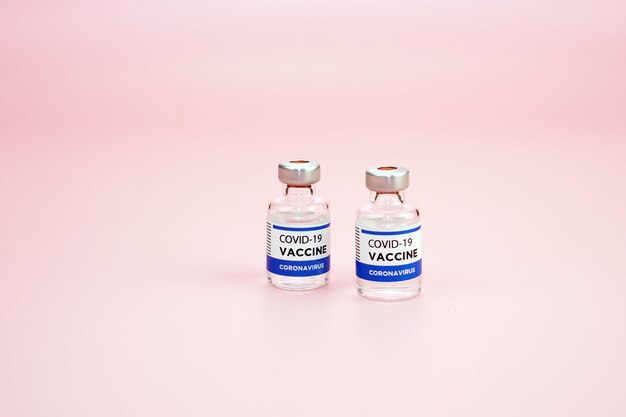 写真 孤立した背景を持つコロナウイルスワクチン