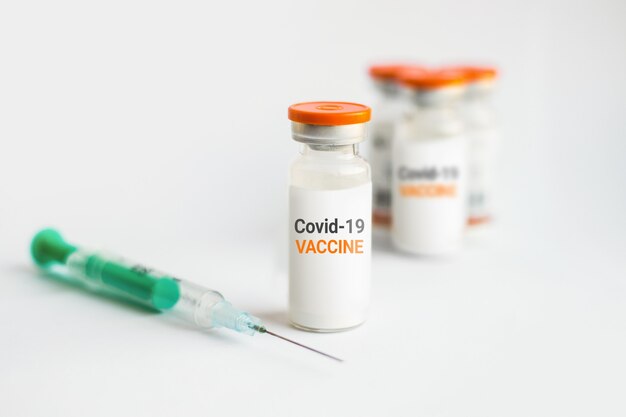 Вакцины против коронавируса крупным планом на белом фоне