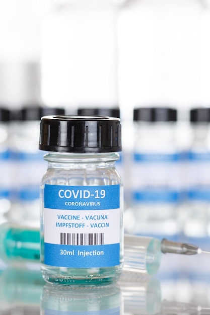 Coronavirus vaccinfles corona virus covid19 covid-vaccins spuit copyspace kopie ruimte staand formaat