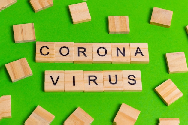 Coronavirus van letters op een groene achtergrond