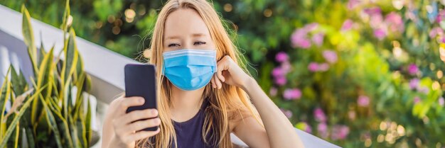 Foto coronavirus vrouw in quarantaine voor coronavirus met beschermend masker, ze werkt vanuit huis en