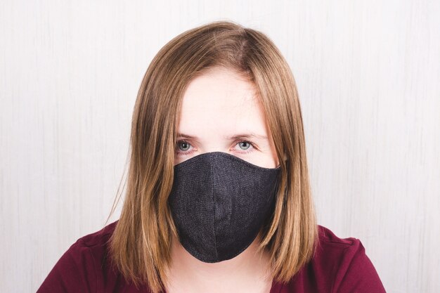 Coronavirus. vrouw in quarantaine voor coronavirus met handgemaakt beschermend masker. thuisblijven tijdens de coronavirus-pandemie.