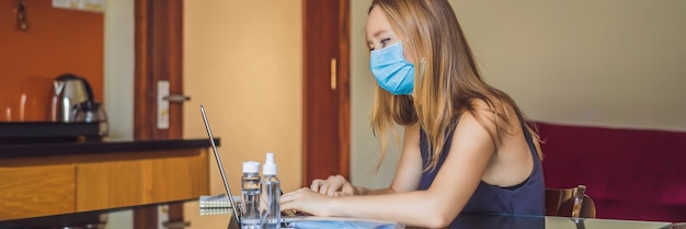 Photo coronavirus young business woman working from home wearing protective mask business woman in