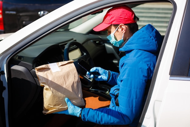 Coronavirusbescherming. Taxichauffeur met een beschermend masker en handschoenen. Concept: Stop: Covid-19