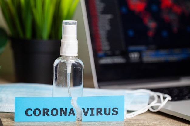 Foto coronavirusbeveiliging op een achtergrond van een virusverspreidingskaart