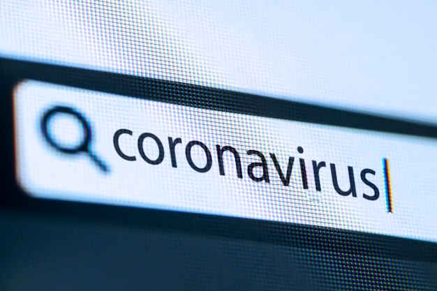 Coronavirustekst op de computermonitor