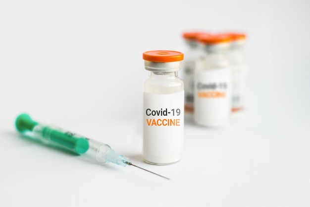 Coronavirusvaccin close-up. Ampullen en spuit