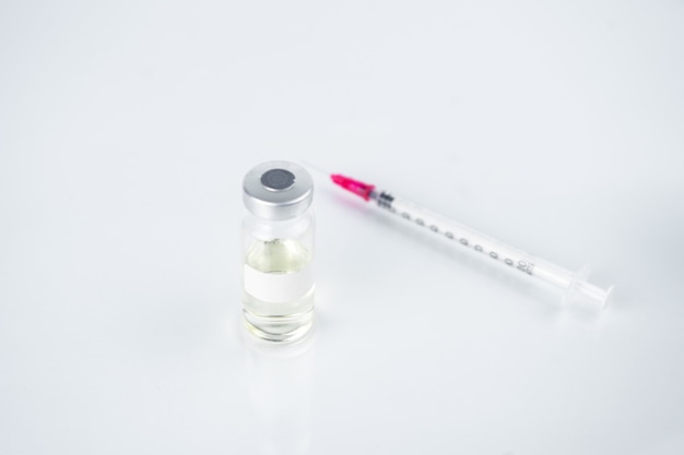 Coronavirusvaccin in flessen met spuit voor injectie.