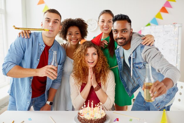 写真 会社と人のコンセプト 幸せな同僚チーム 無アルコール飲料とケーキで 誕生日を祝うオフィスパーティー