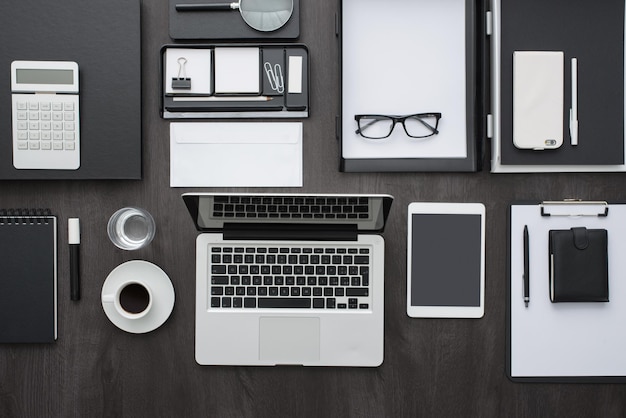 Корпоративный бизнес-рабочий стол с ноутбуком, цифровыми планшетными аксессуарами и рабочим оборудованием, плоский баннер