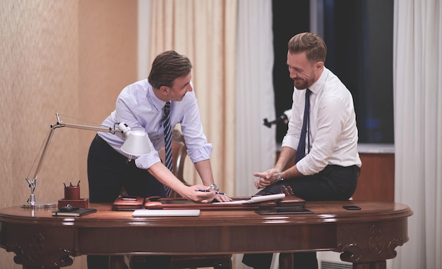 corporate business team als politici bij het bespreken en plannen van nieuwe strategie