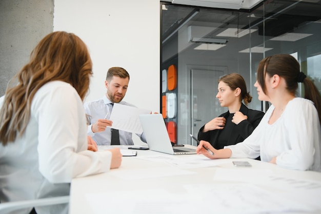 Corporate business team en manager in een vergaderruimte op modern kantoor met panoramische ramen Bedrijfsconcept