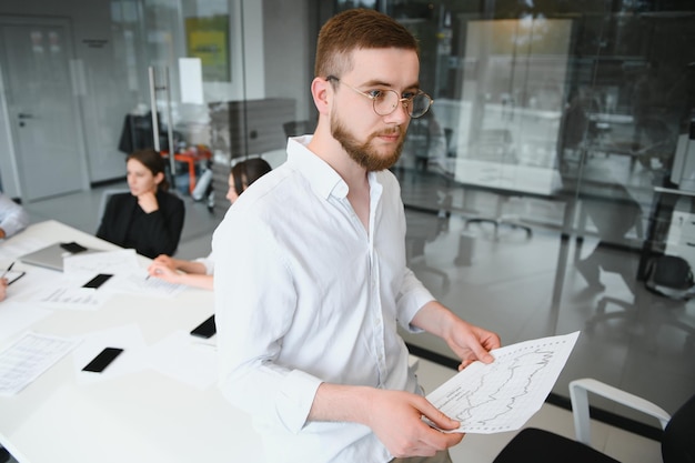 Corporate business team en manager in een vergaderruimte op modern kantoor met panoramische ramen Bedrijfsconcept