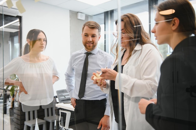 Corporate business team en manager in een vergaderruimte op modern kantoor met panoramische ramen. Bedrijfsconcept