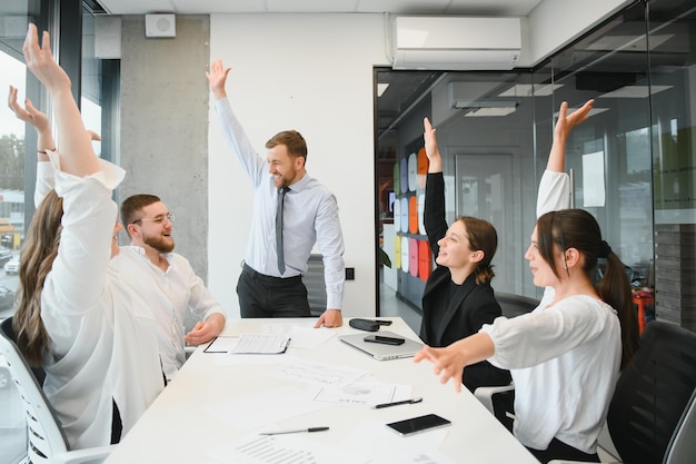 企業のビジネスチームと大きな窓のあるモダンなオフィスでの会議で高品質の写真